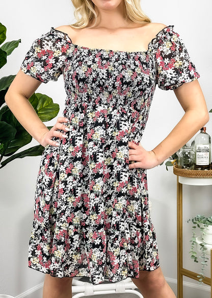 Vestido floral con escote cuadrado y mangas abullonadas