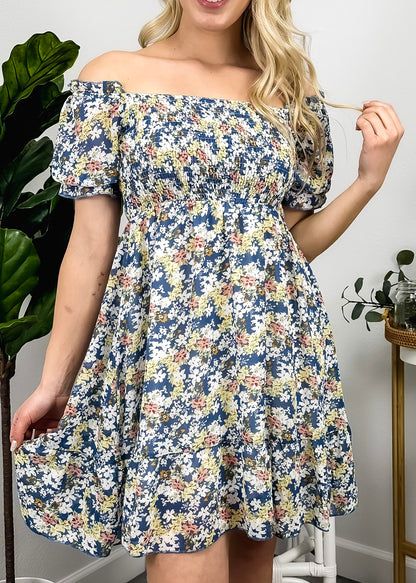 Vestido floral con escote cuadrado y mangas abullonadas