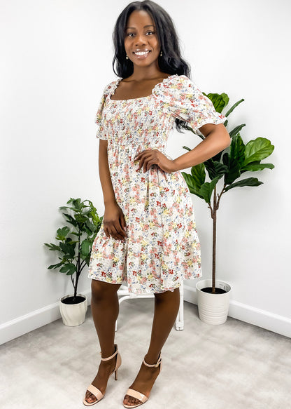 Vestido floral con escote cuadrado y mangas abullonadas