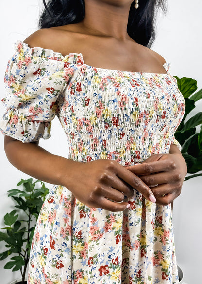 Vestido floral con escote cuadrado y mangas abullonadas