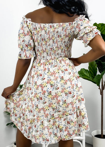 Vestido floral con escote cuadrado y mangas abullonadas
