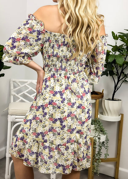 Vestido floral con escote cuadrado y mangas abullonadas