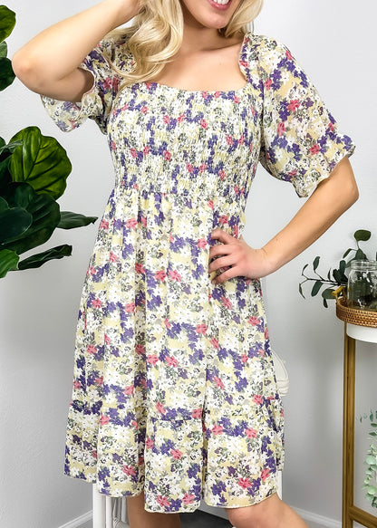 Vestido floral con escote cuadrado y mangas abullonadas