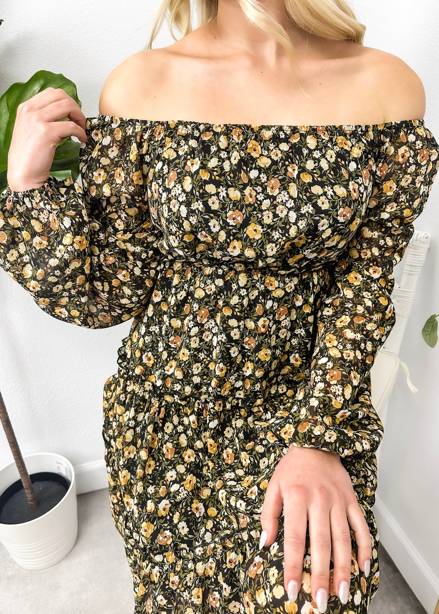 Vestido floral de manga larga con capas