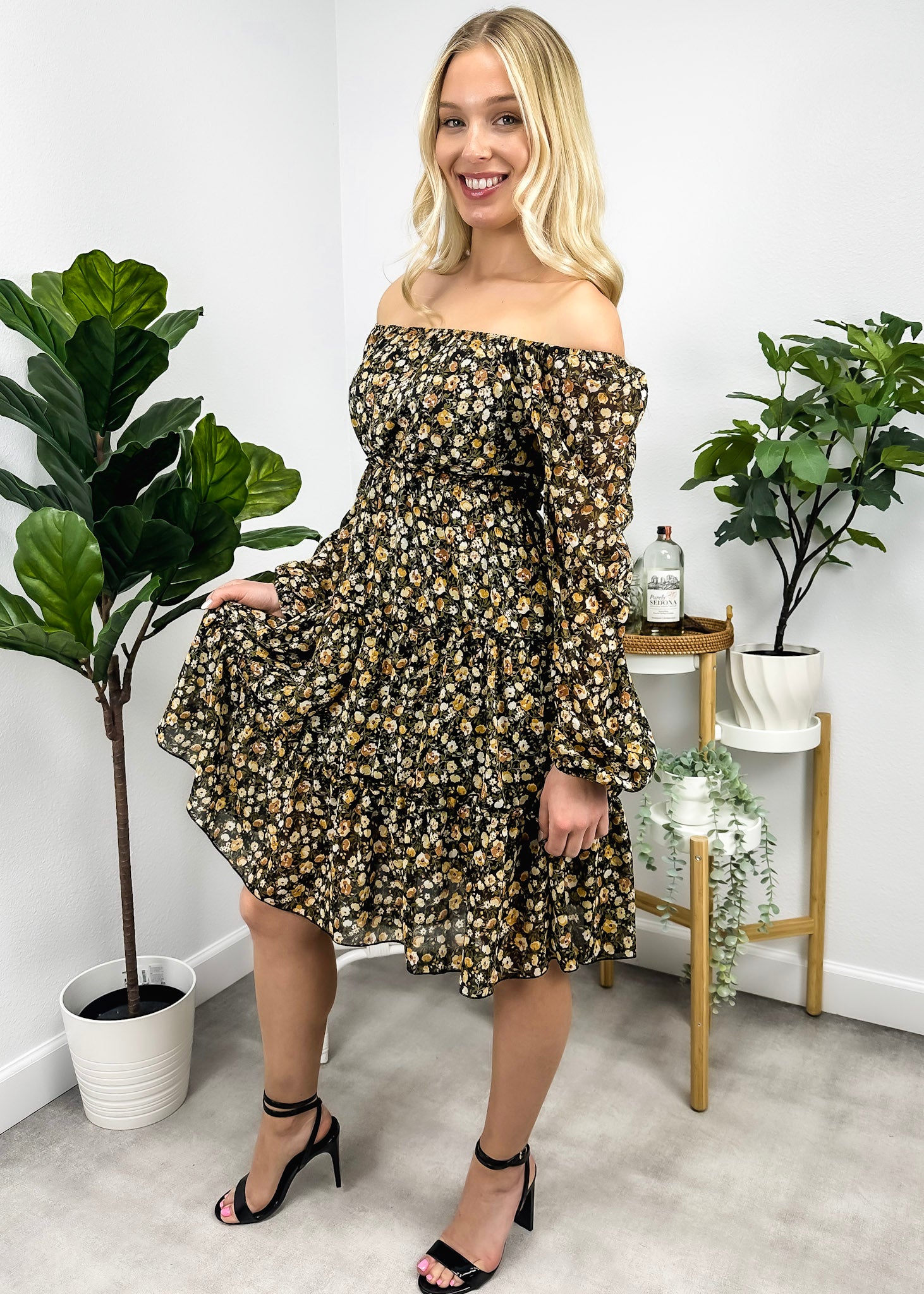 Vestido floral de manga larga con capas