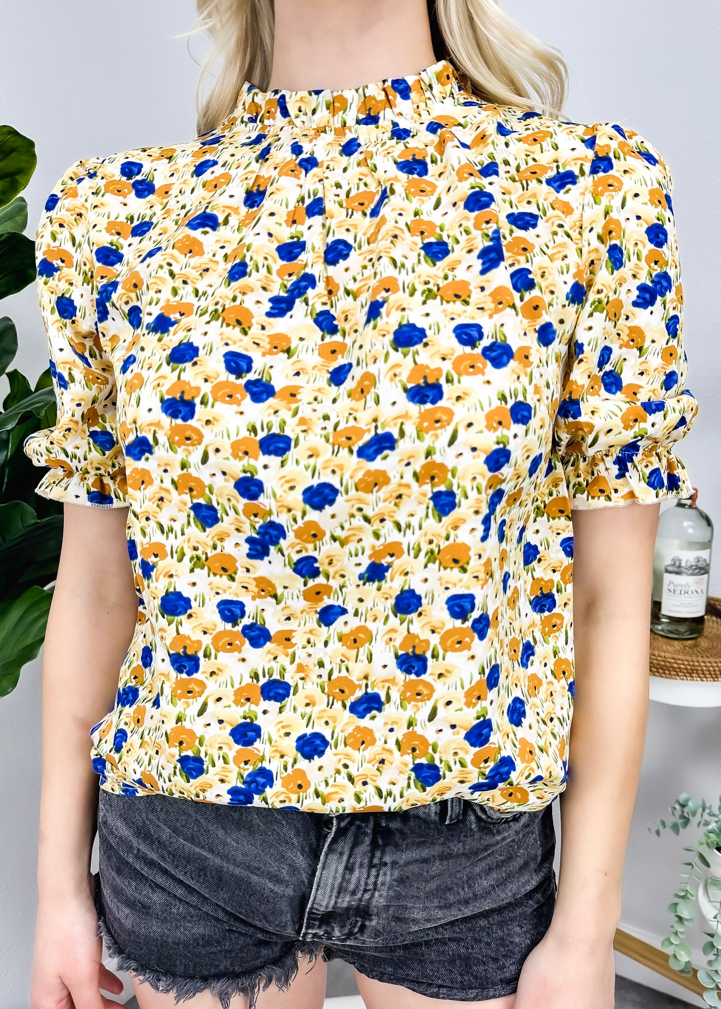 Blusa vintage de cuello alto con flores