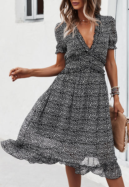 Vestido de leopardo con detalle de volante y escote pronunciado