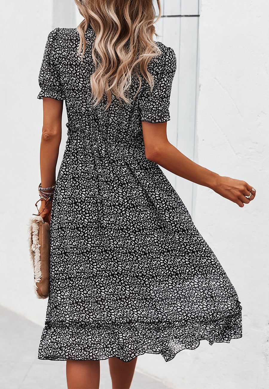 Vestido de leopardo con detalle de volante y escote pronunciado