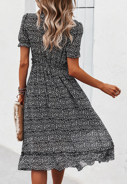 Vestido de leopardo con detalle de volante y escote pronunciado