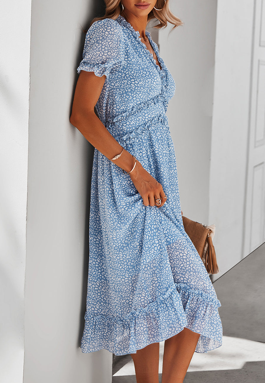 Vestido de leopardo con detalle de volante y escote pronunciado