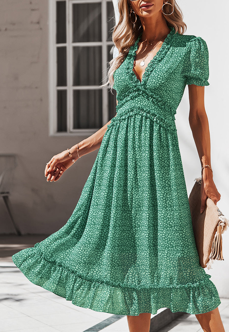 Vestido de leopardo con detalle de volante y escote pronunciado