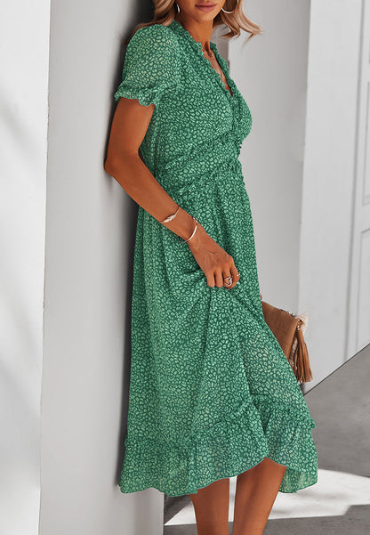 Vestido de leopardo con detalle de volante y escote pronunciado
