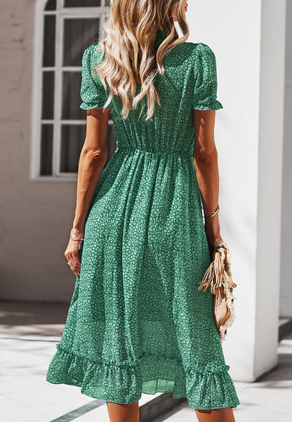 Vestido de leopardo con detalle de volante y escote pronunciado