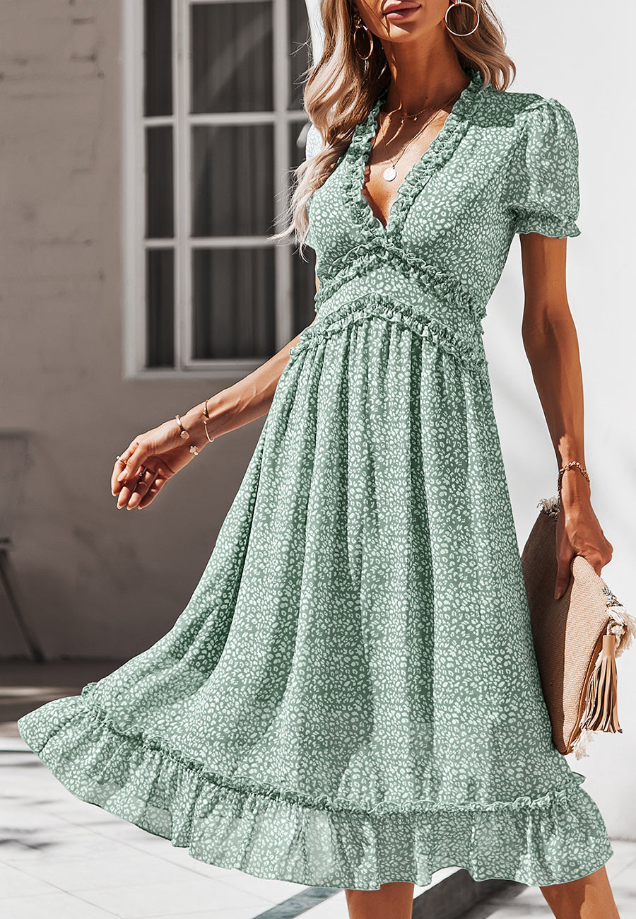 Vestido de leopardo con detalle de volante y escote pronunciado