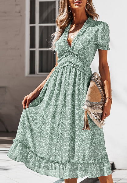 Vestido de leopardo con detalle de volante y escote pronunciado