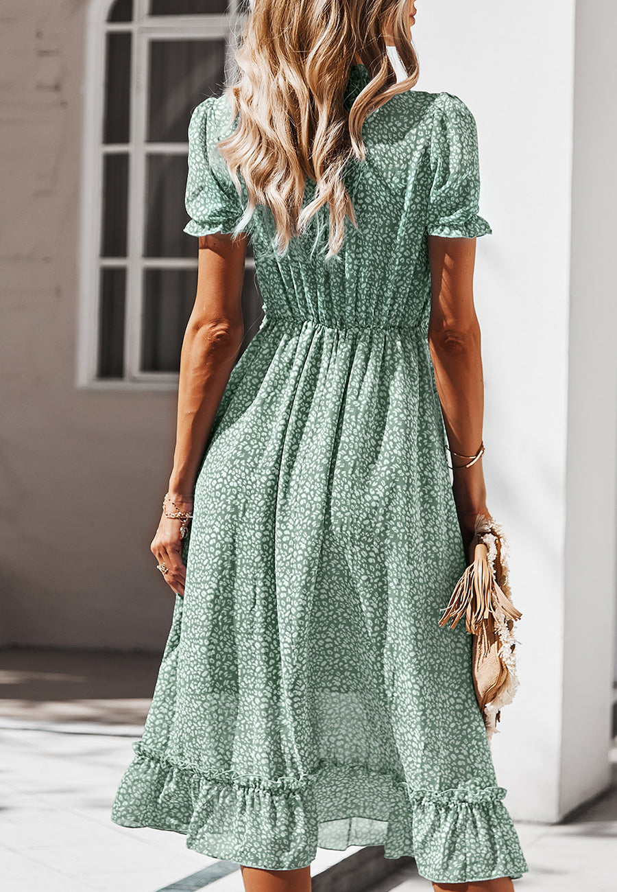 Vestido de leopardo con detalle de volante y escote pronunciado