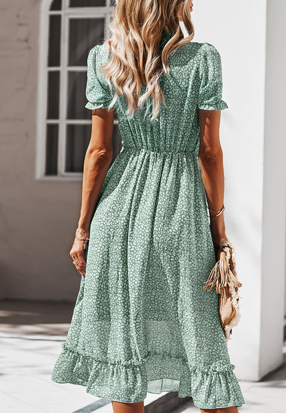 Vestido de leopardo con detalle de volante y escote pronunciado