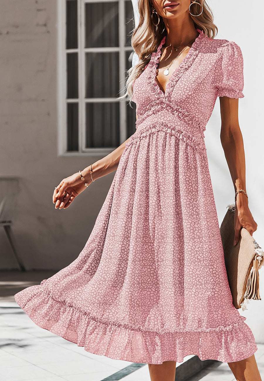 Vestido de leopardo con detalle de volante y escote pronunciado