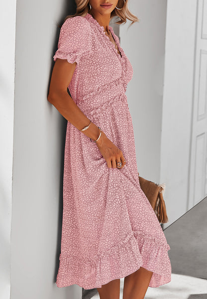 Vestido de leopardo con detalle de volante y escote pronunciado