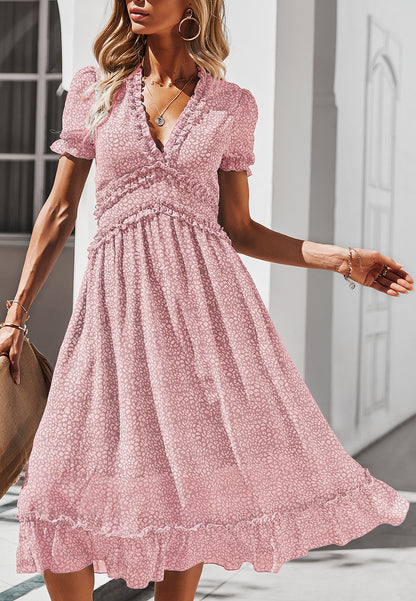 Vestido de leopardo con detalle de volante y escote pronunciado