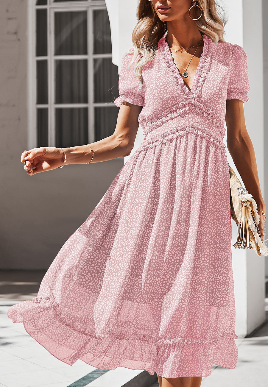 Vestido de leopardo con detalle de volante y escote pronunciado