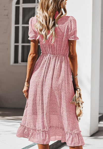 Vestido de leopardo con detalle de volante y escote pronunciado