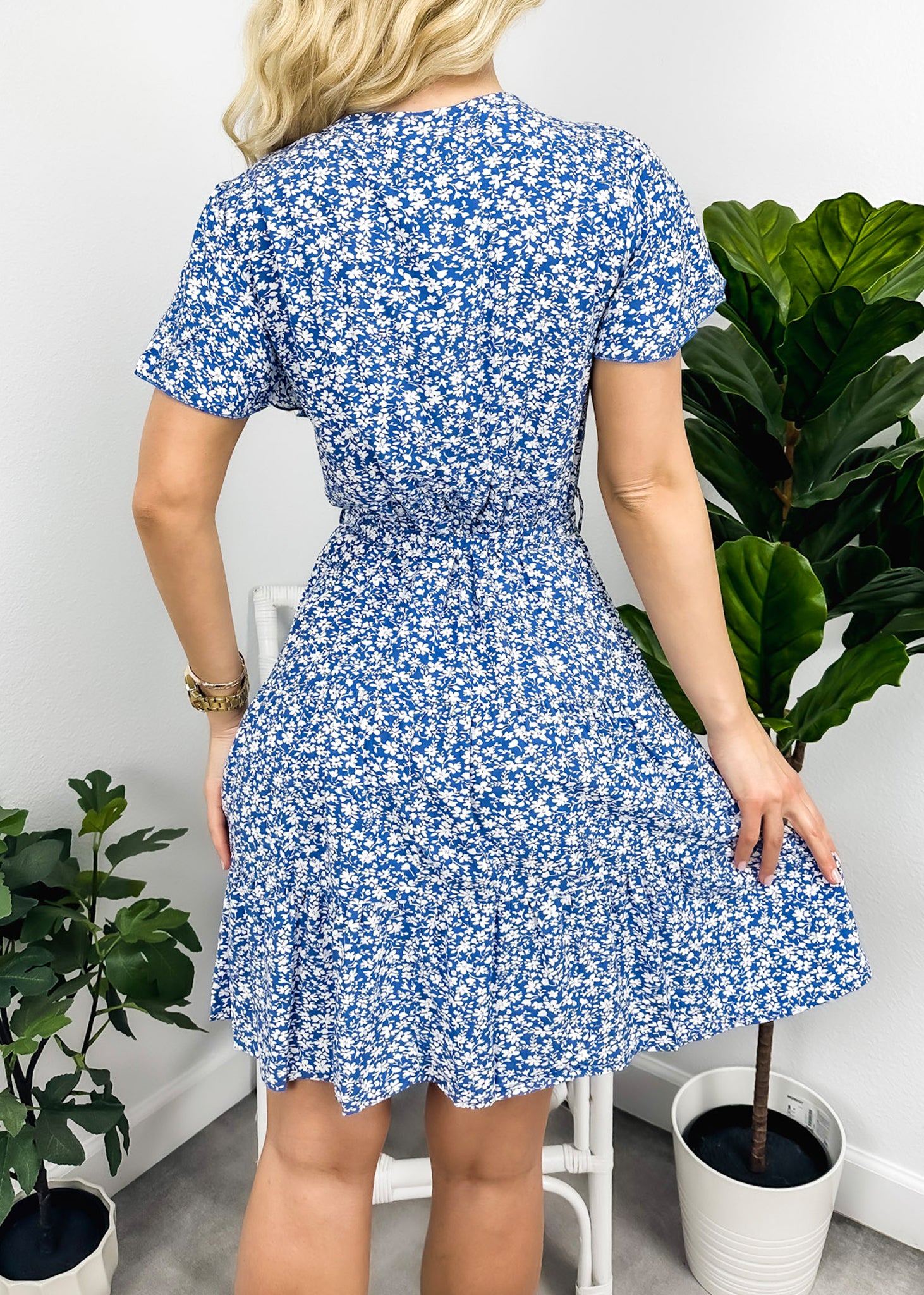 Vestido con escote cruzado y mangas abullonadas