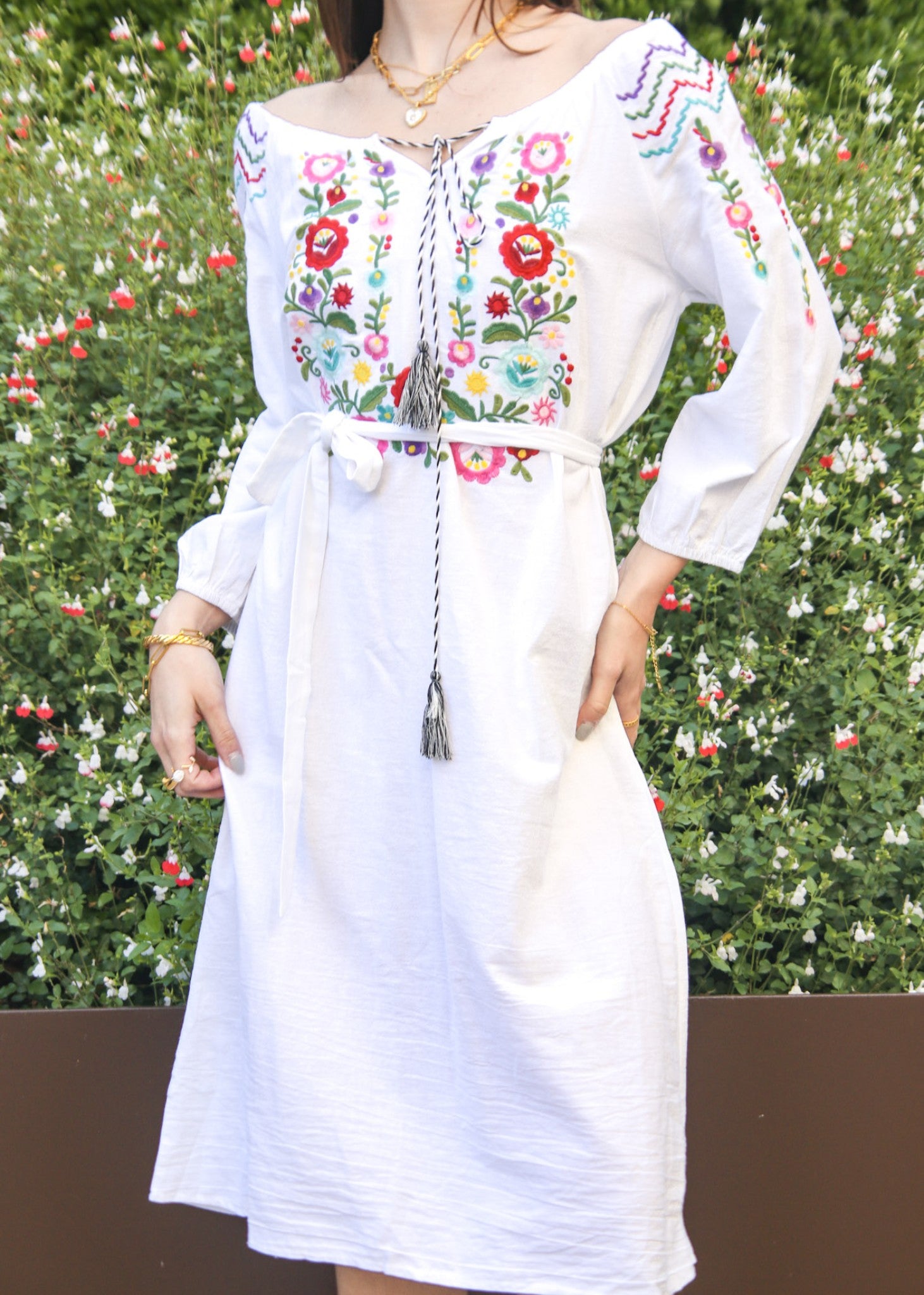 Vestido con detalle floral y hombros descubiertos 