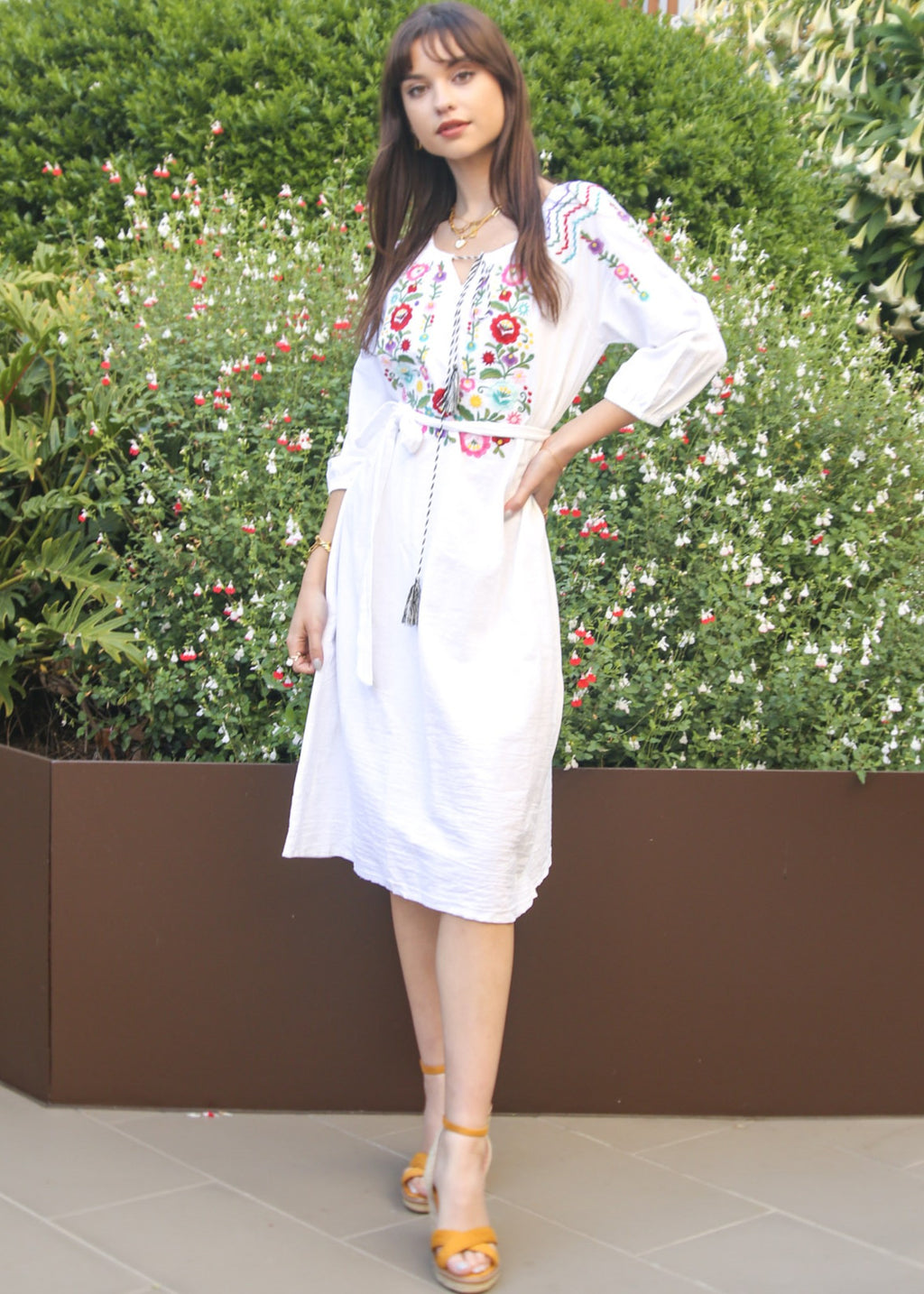 Vestido con detalle floral y hombros descubiertos 