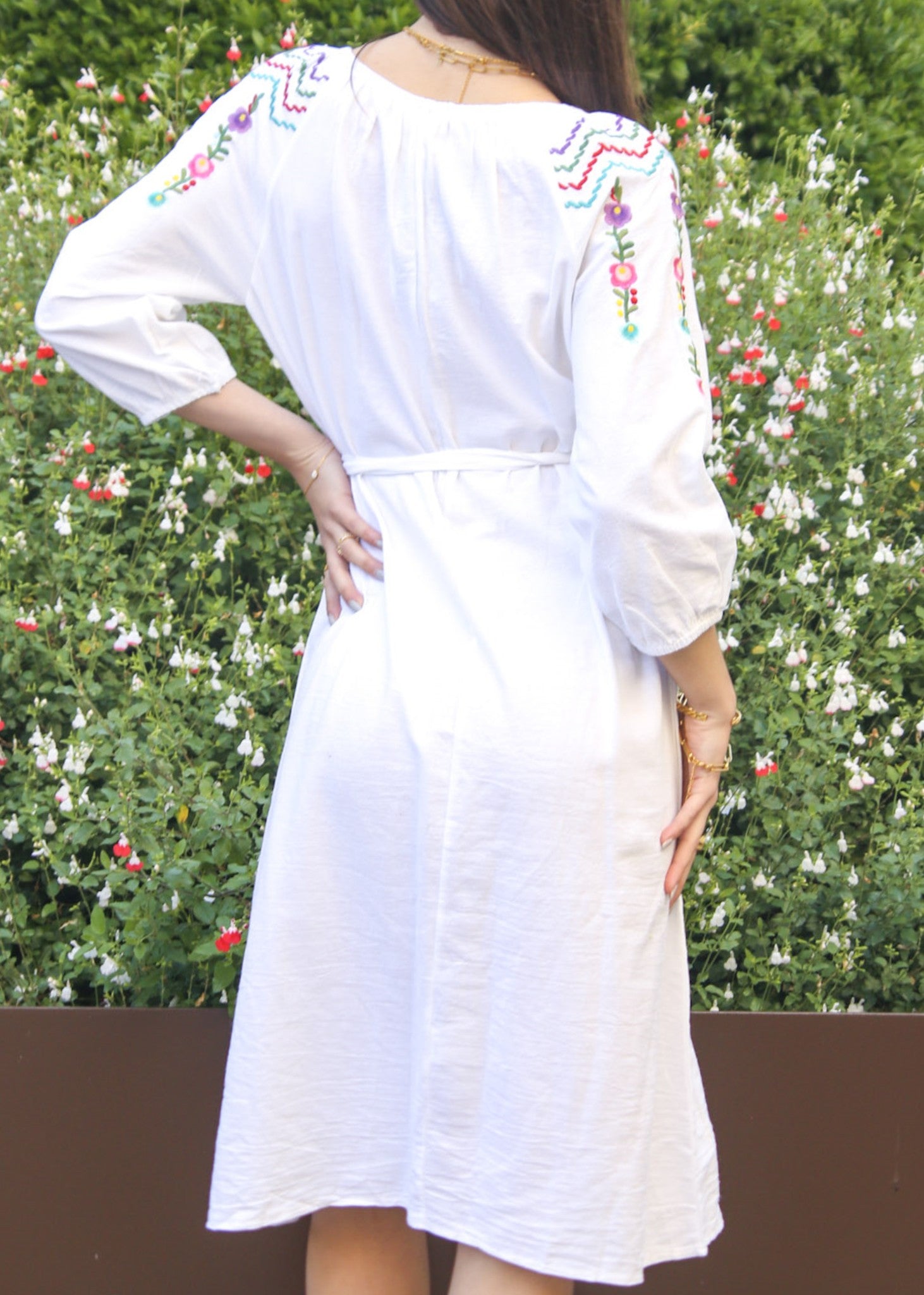 Vestido con detalle floral y hombros descubiertos 