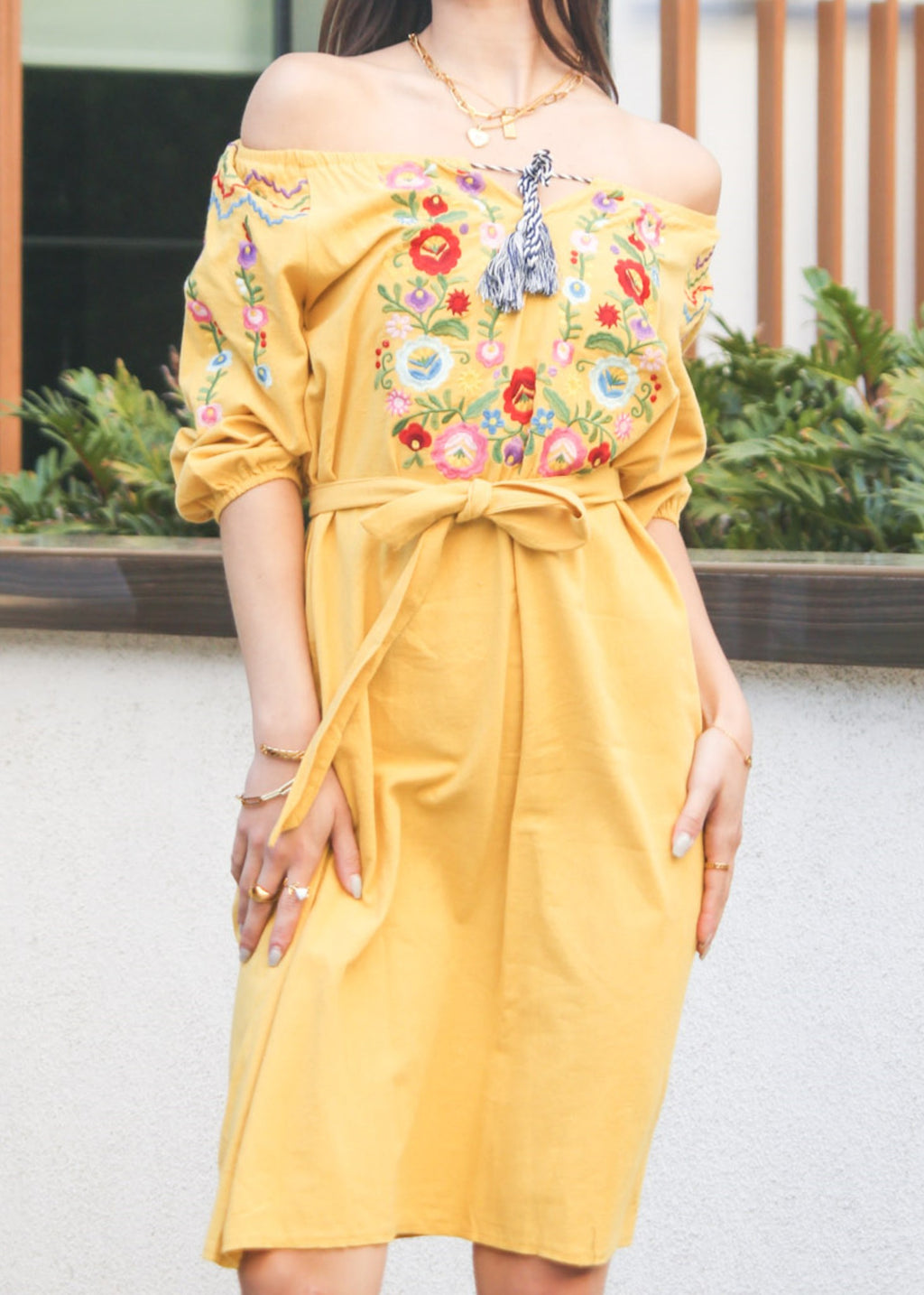 Vestido con detalle floral y hombros descubiertos 