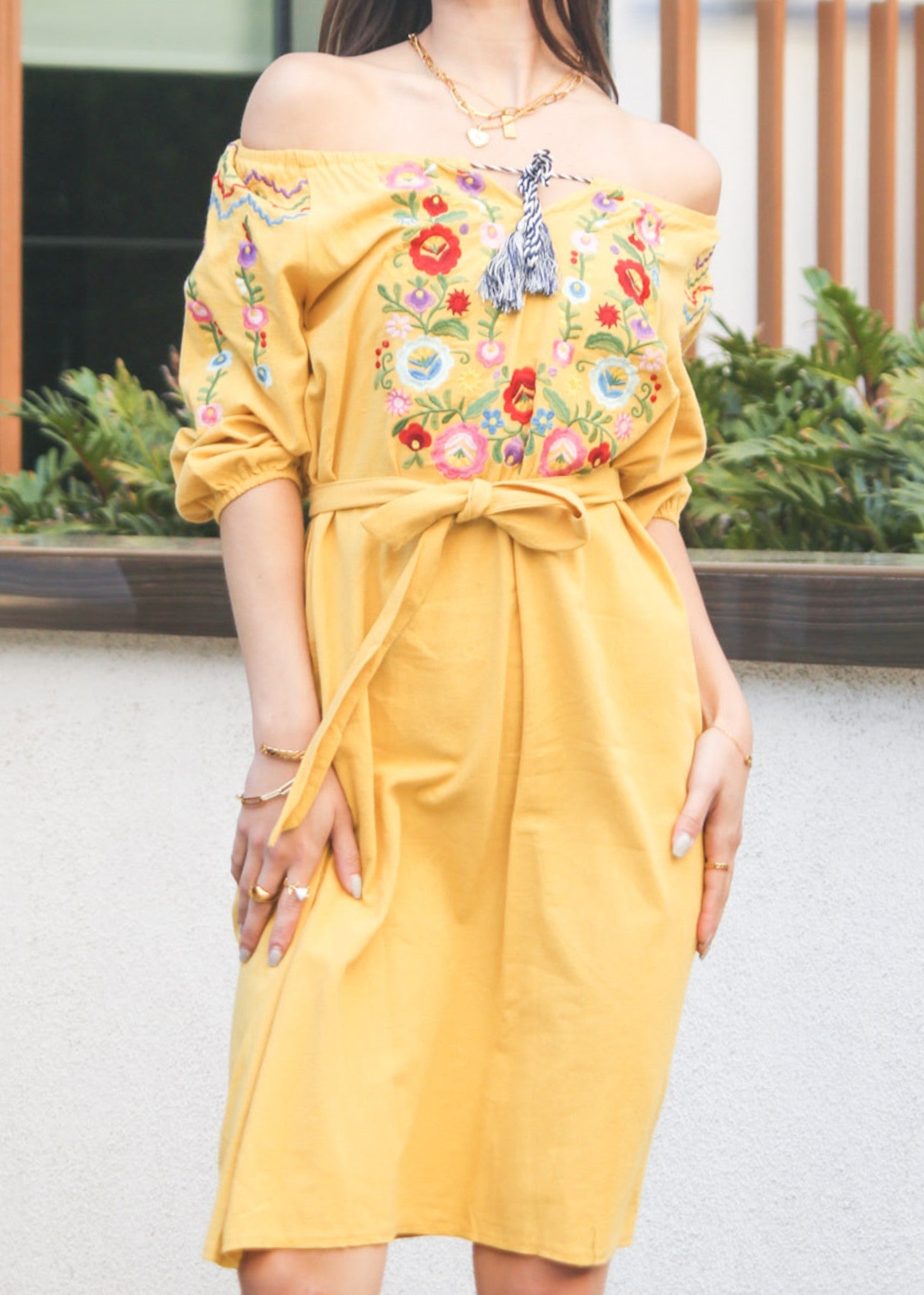 Vestido con detalle floral y hombros descubiertos 