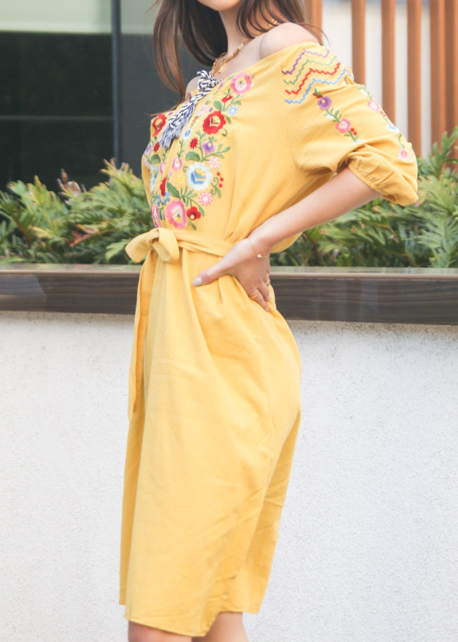 Vestido con detalle floral y hombros descubiertos 