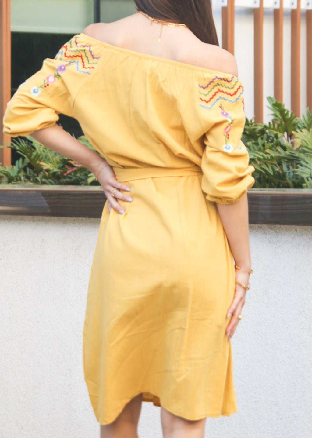 Vestido con detalle floral y hombros descubiertos 