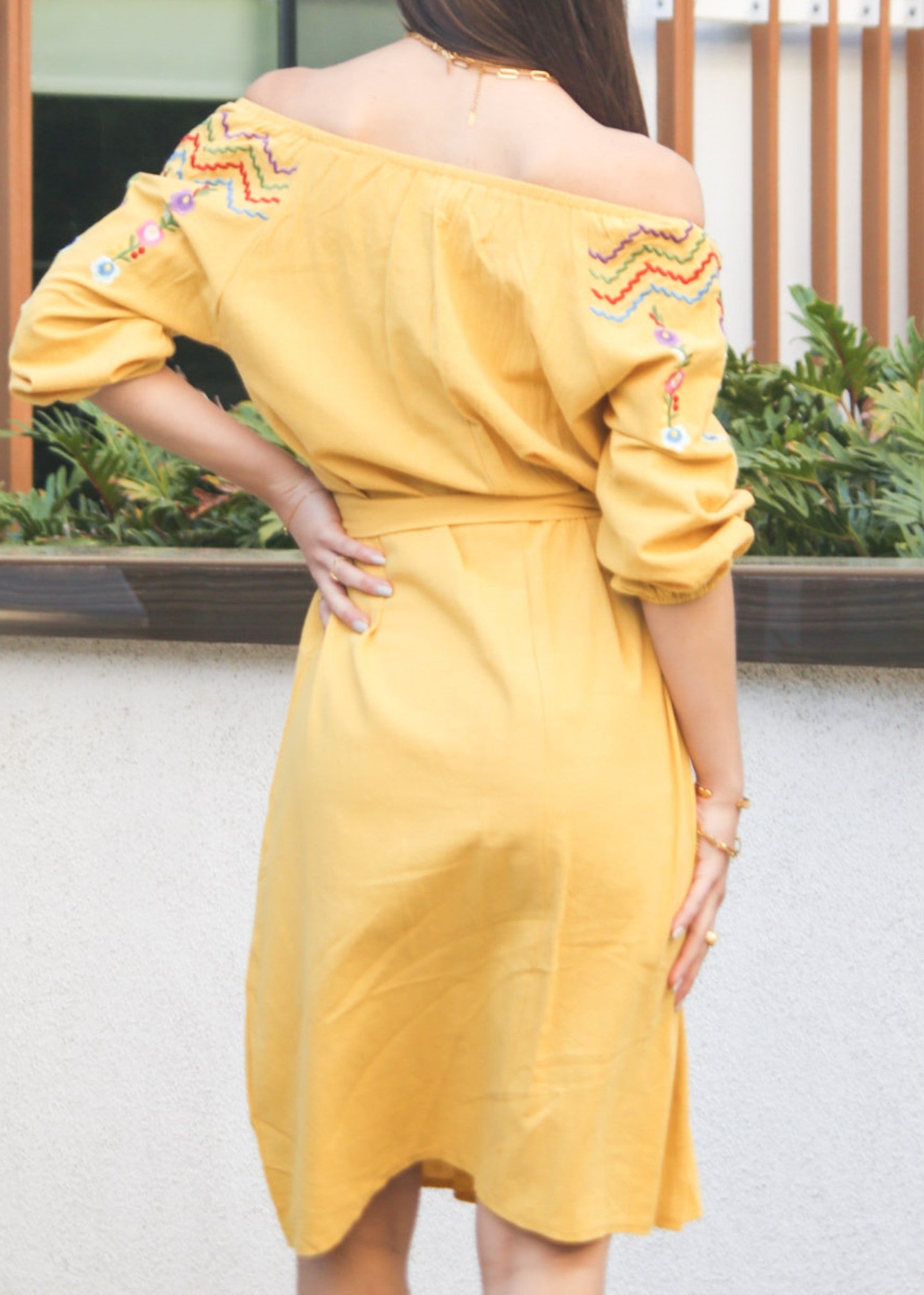 Vestido con detalle floral y hombros descubiertos 