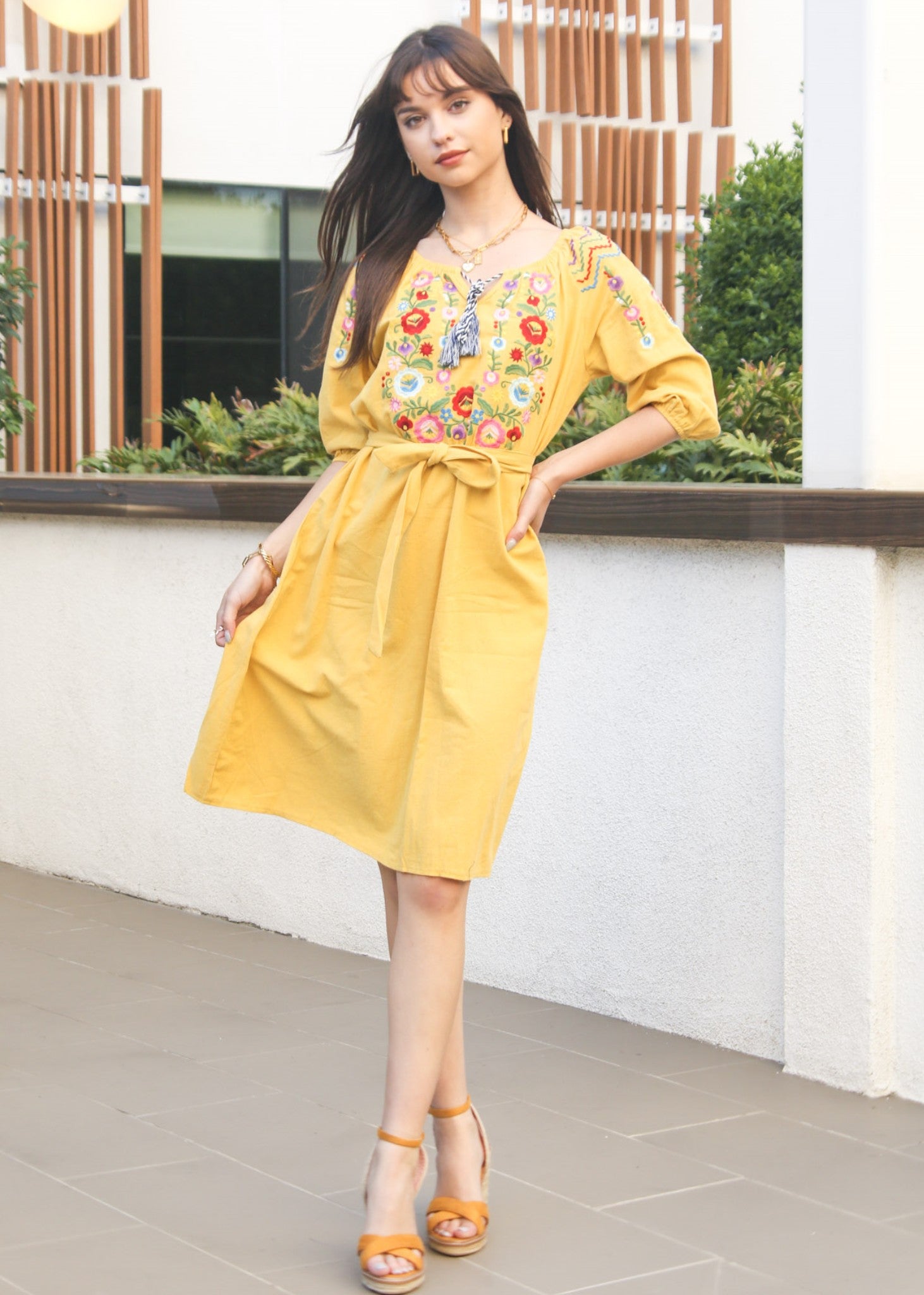 Vestido con detalle floral y hombros descubiertos 
