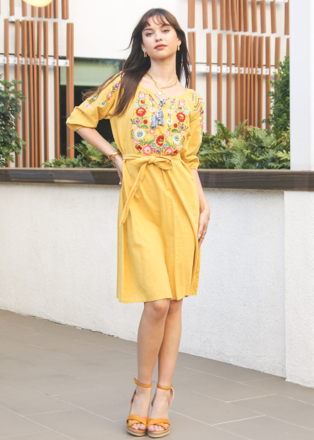 Vestido con detalle floral y hombros descubiertos 