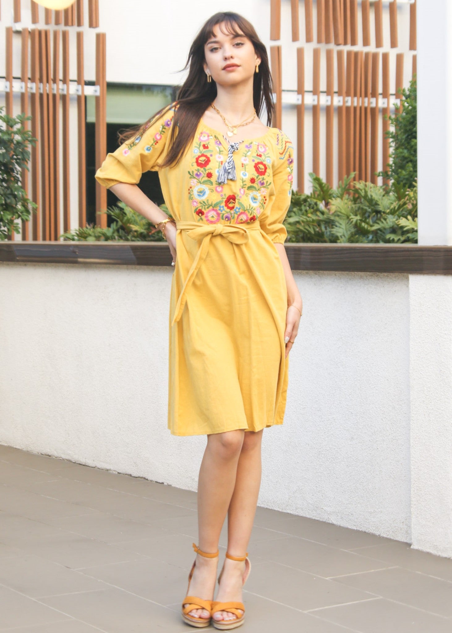 Vestido con detalle floral y hombros descubiertos 
