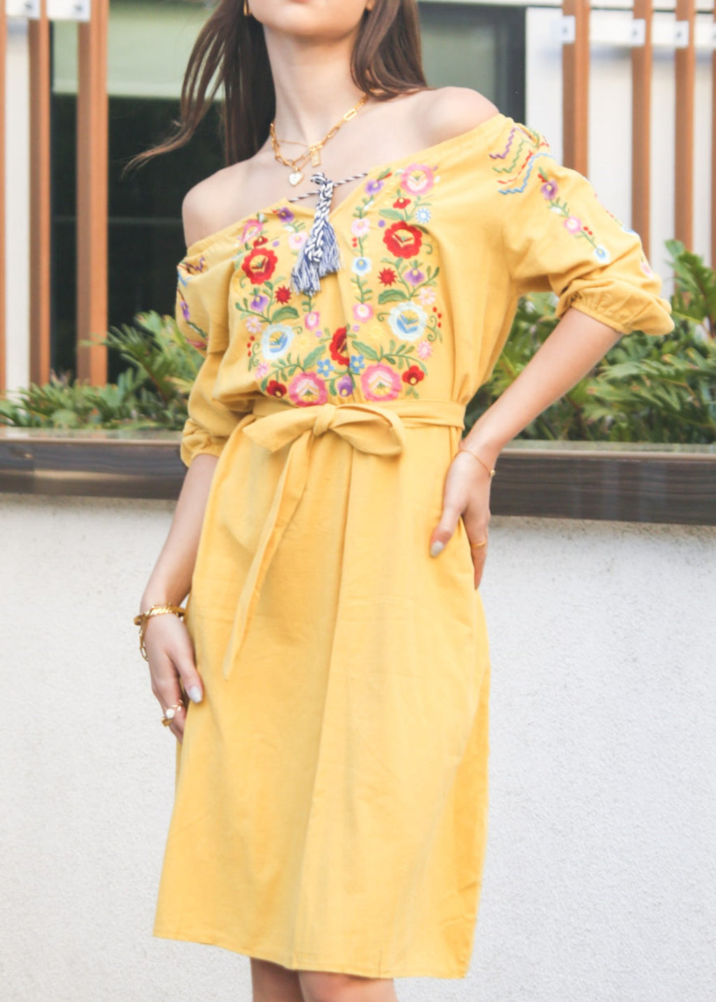 Vestido con detalle floral y hombros descubiertos 