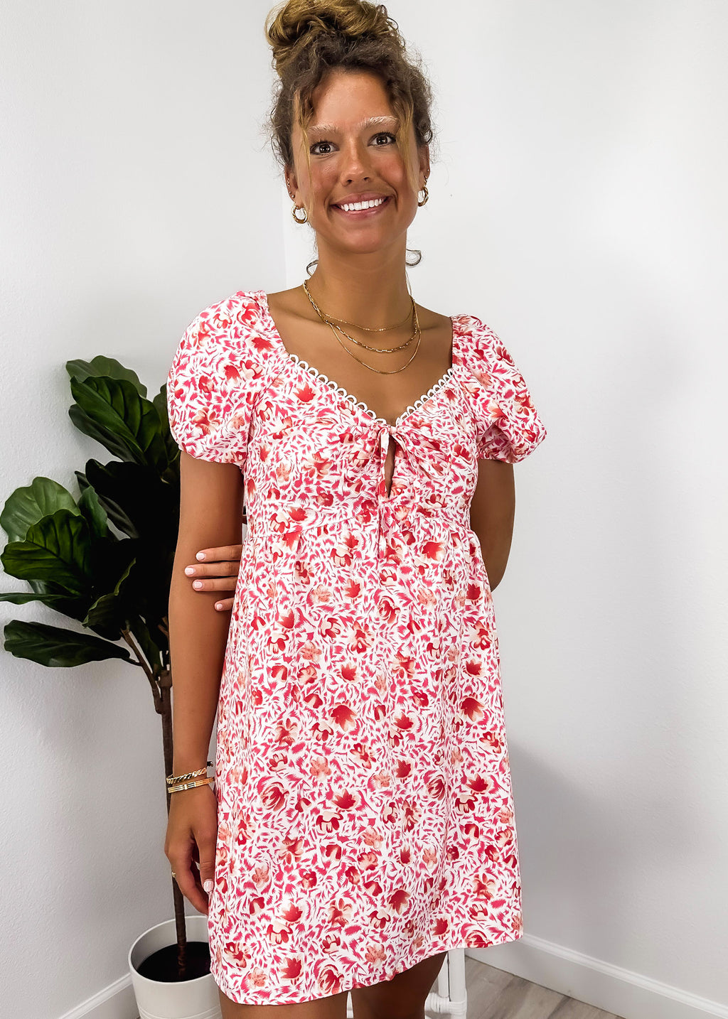 Vestido con escote en V y ribete festoneado