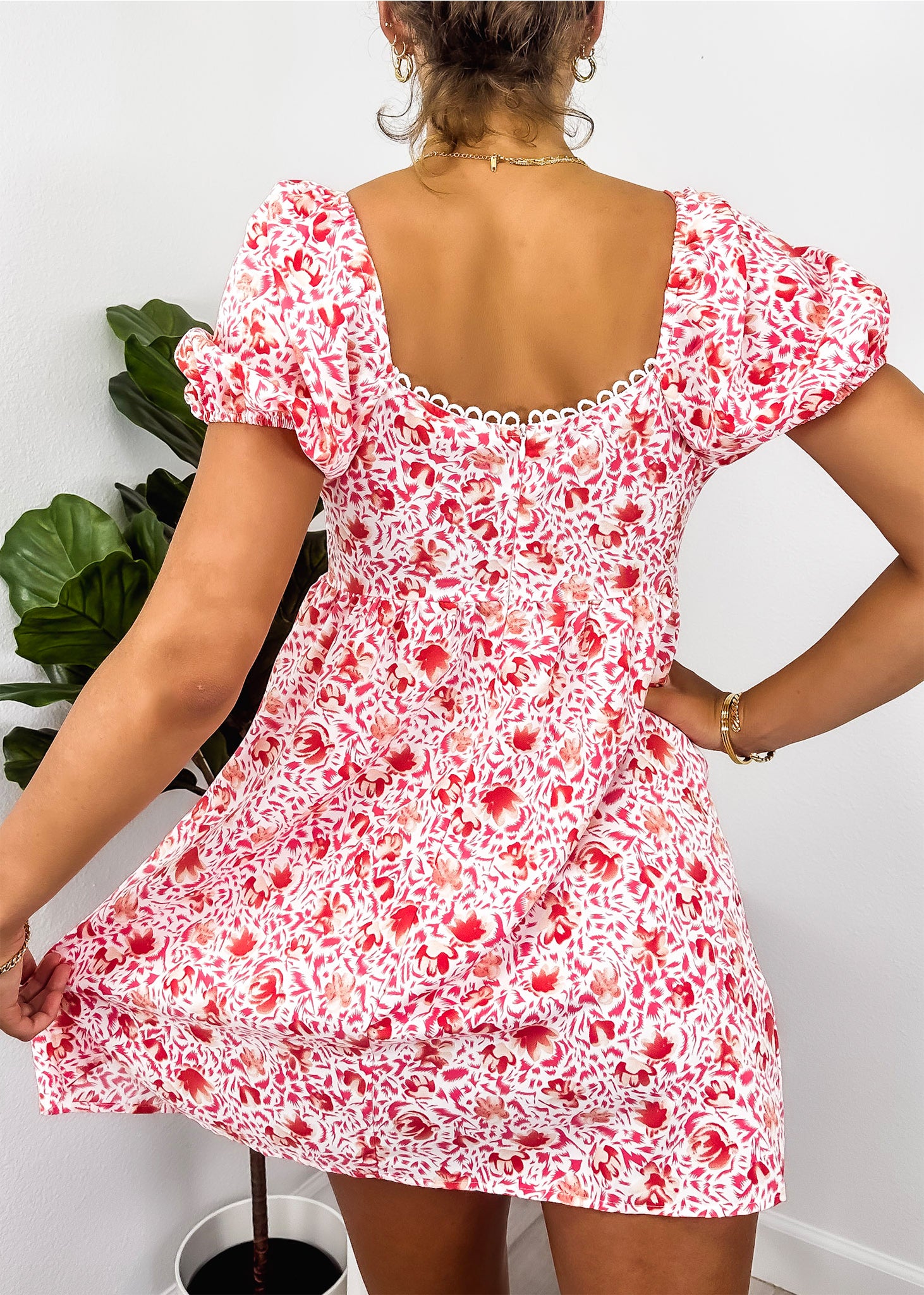 Vestido con escote en V y ribete festoneado
