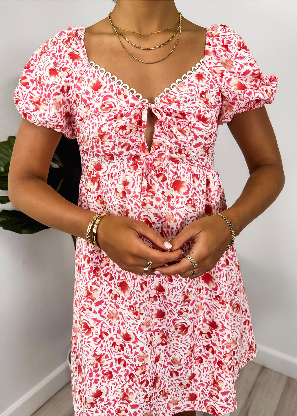 Vestido con escote en V y ribete festoneado