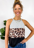Top de leopardo con cuello halter y bloques de color