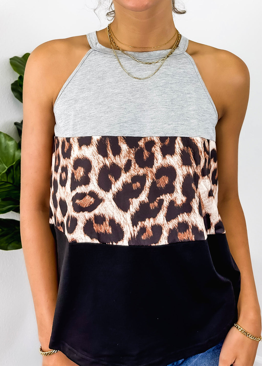 Top de leopardo con cuello halter y bloques de color