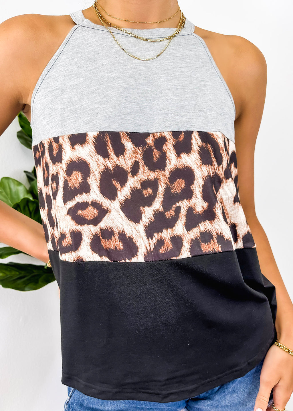 Top de leopardo con cuello halter y bloques de color