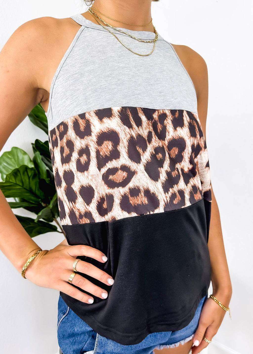 Top de leopardo con cuello halter y bloques de color