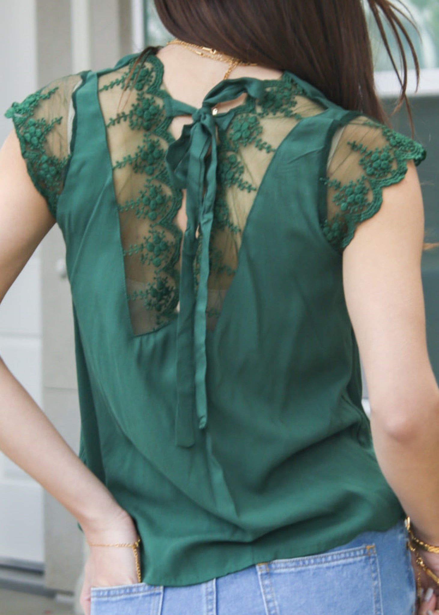 Blusa con ribete de encaje y lazo en la espalda