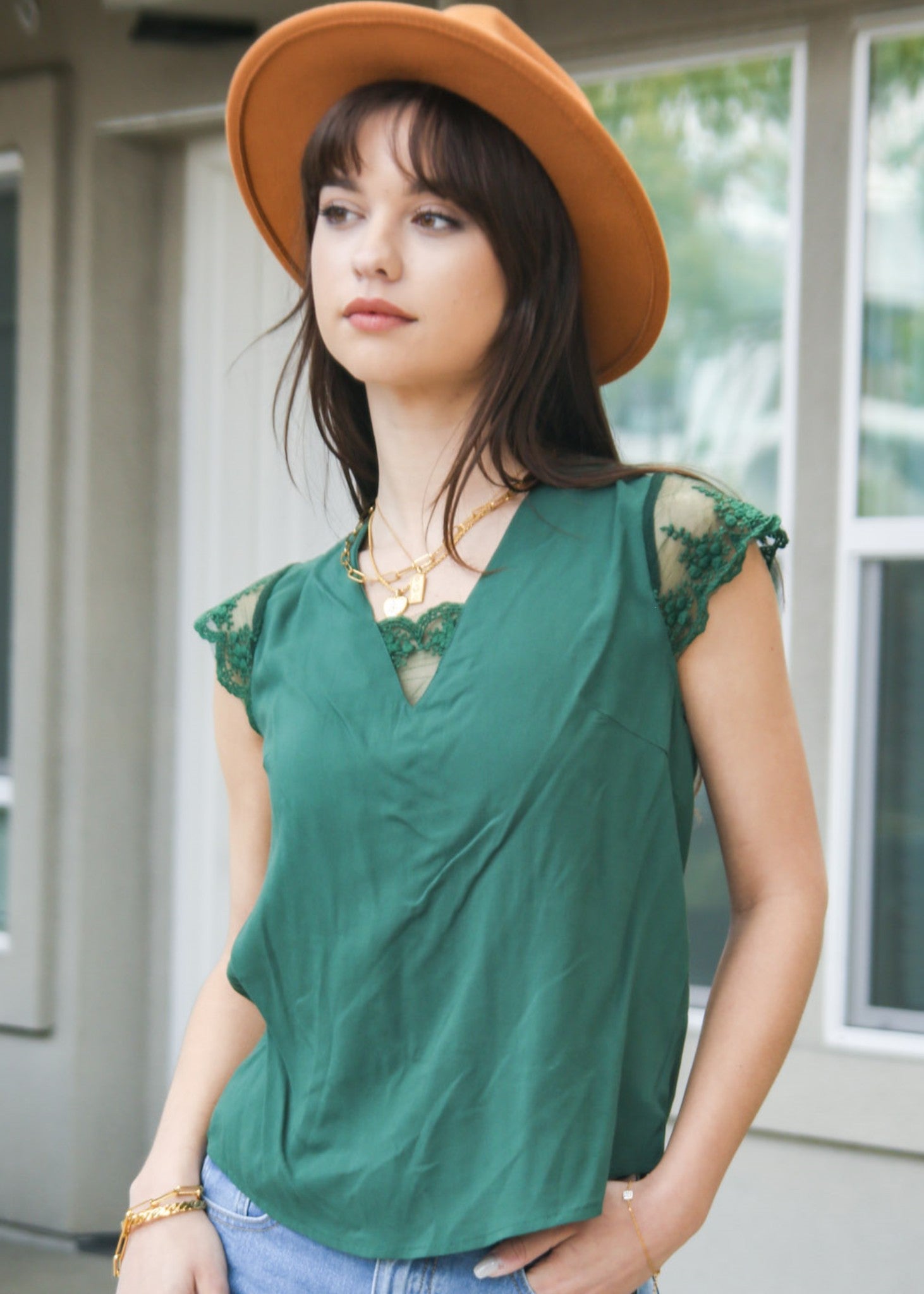 Blusa con ribete de encaje y lazo en la espalda