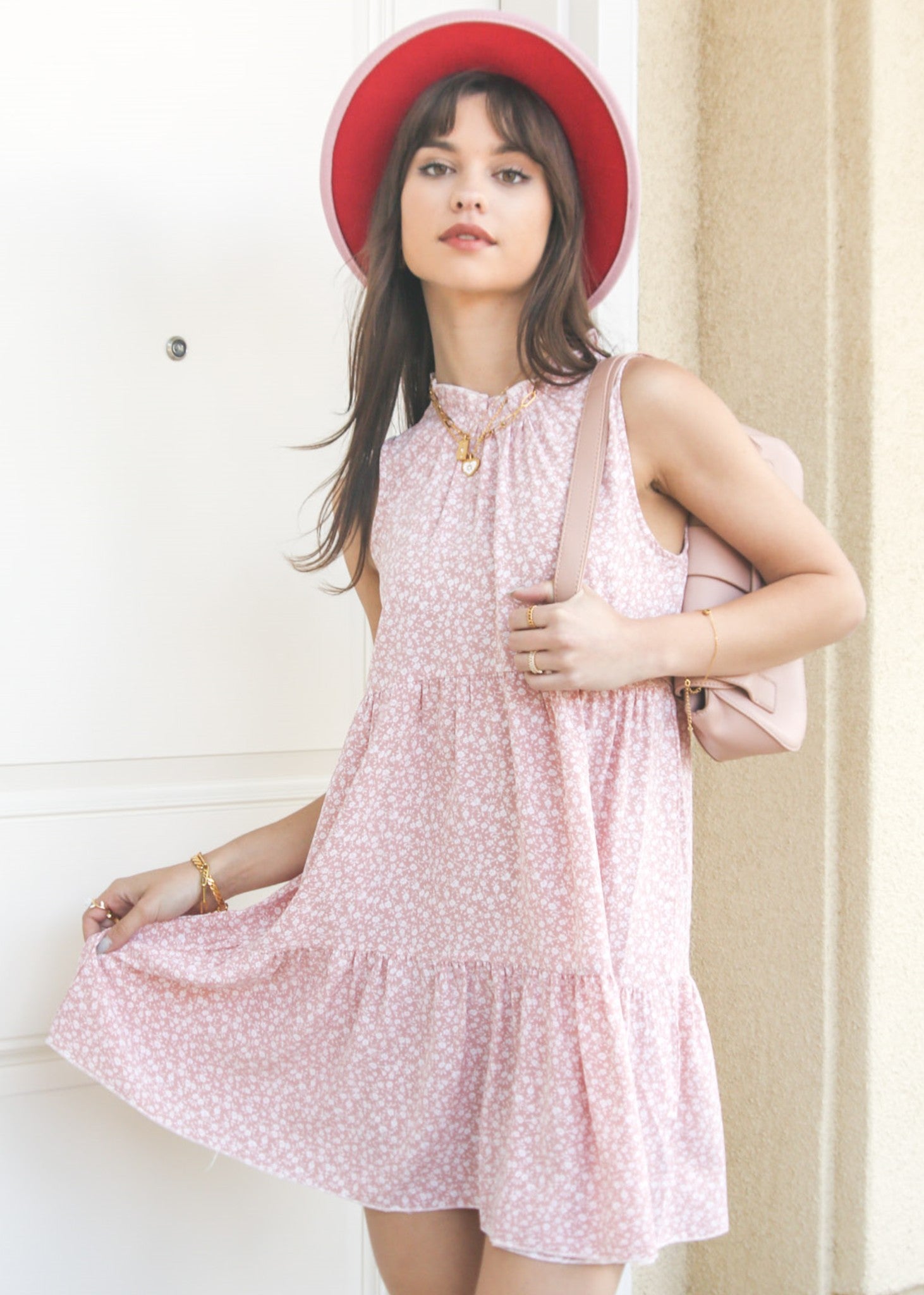 Vestido floral con cuello alto y volantes 