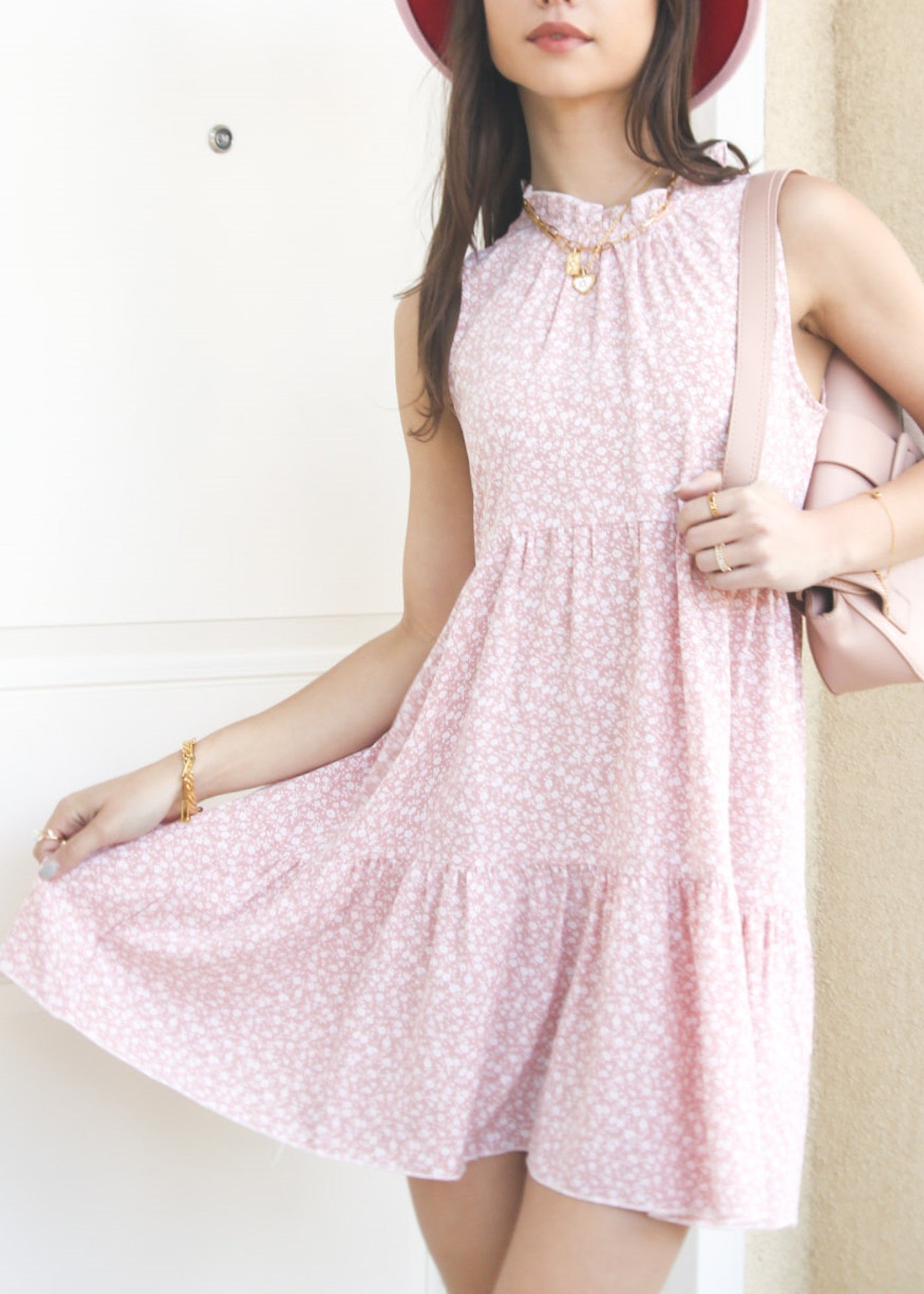Vestido floral con cuello alto y volantes 